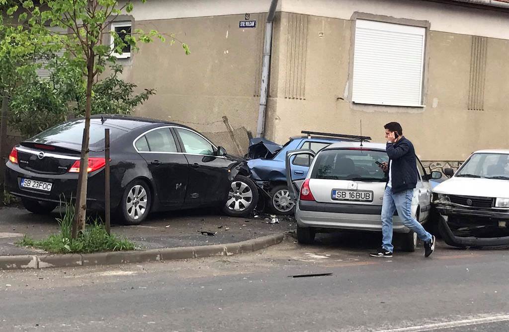 foto – cinci mașini avariate din cauza unei depășiri neregulamentare în gușterița