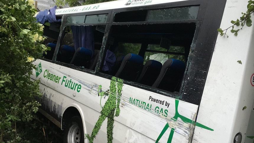 autobuz acroșat de un tir între sibiu și rm. vâlcea. patru persoane rănite