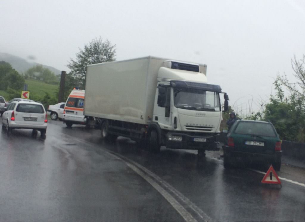 update foto - accident pe dn1 după giratoriul de la veștem. trei mașini implicate