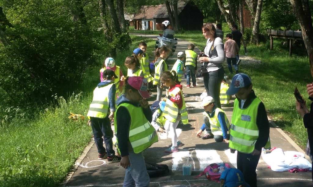 foto – polițiștii învață copiii sibieni cum să circule cu autobuzul prin desene pe asfalt