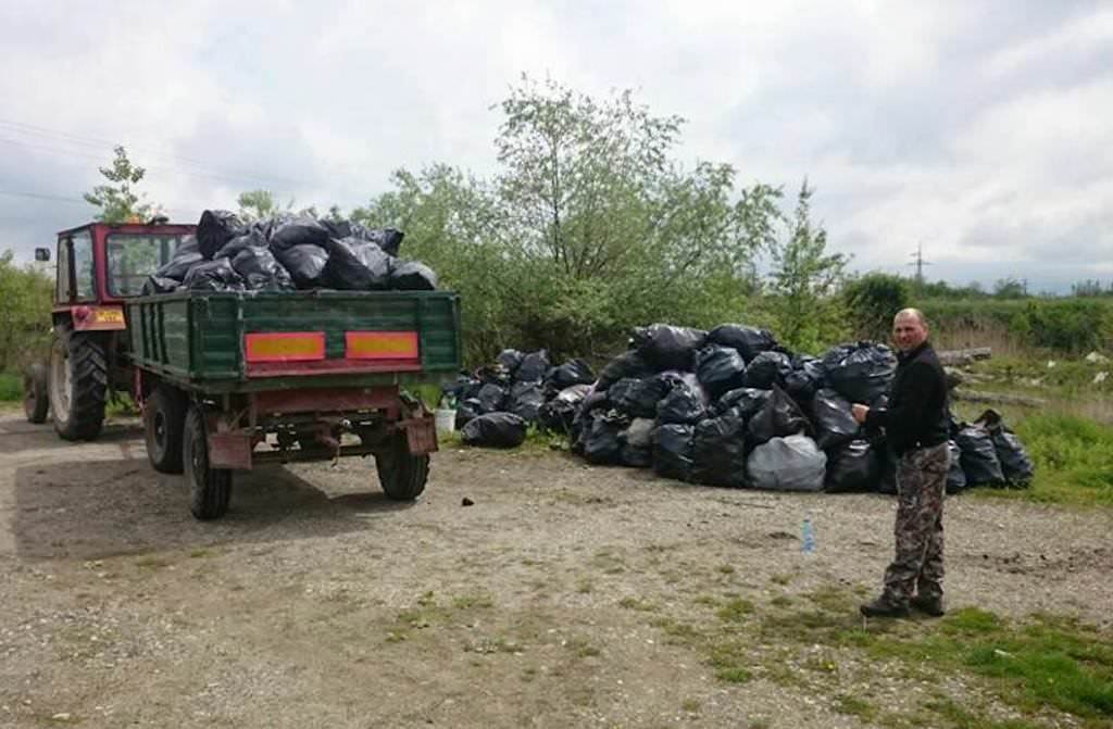 foto – zeci de pescari au ecologizat oltul la avrig. s-au strâns sute de saci cu gunoi