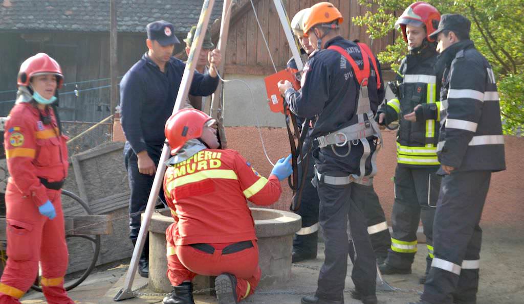 foto – femeia căzută într-o fântână de zece metri, salvată în extremis de pompieri