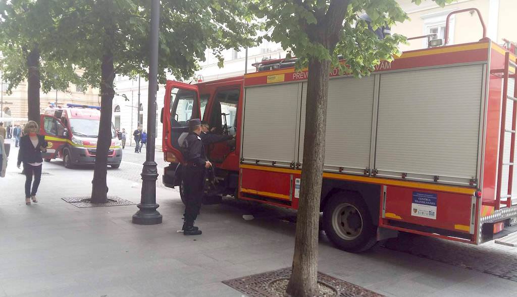 FOTO - VIDEO Femeie găsită moartă într-o locuință de pe Bălcescu. Pompierii au spart ușa