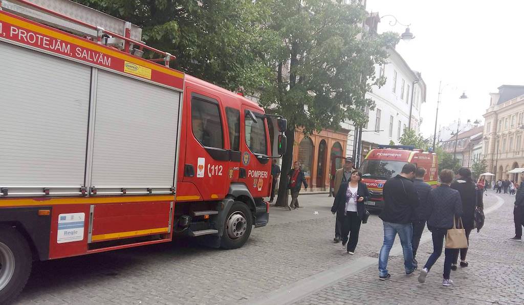 FOTO - VIDEO Femeie găsită moartă într-o locuință de pe Bălcescu. Pompierii au spart ușa