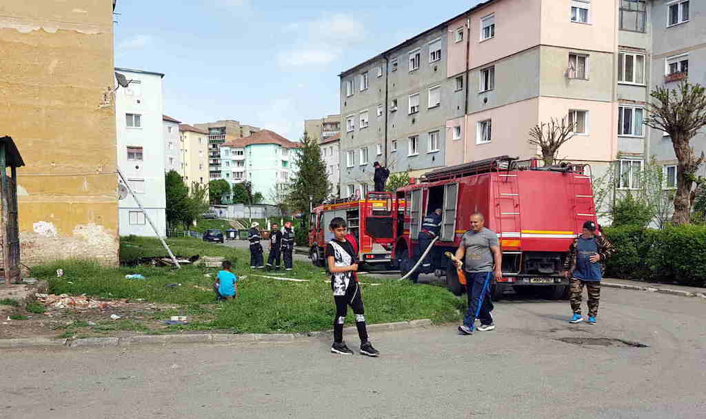 foto - zeci de persoane evacuate dintr-un bloc din cauza unui incendiu într-o garsonieră