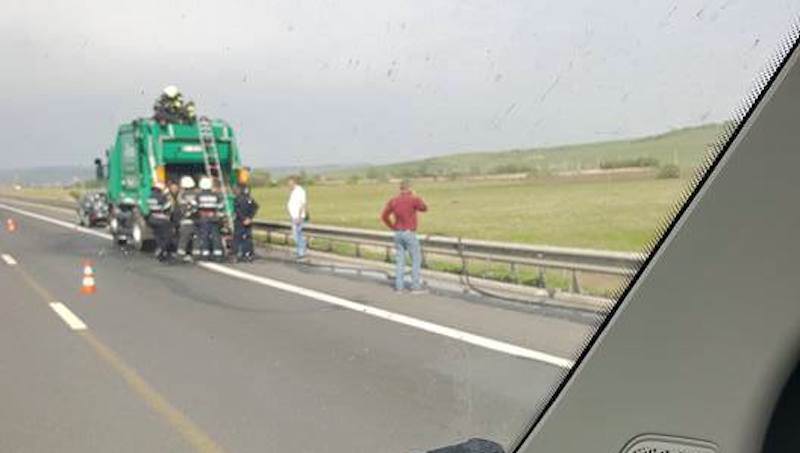 foto – o mașină cu gunoi de la soma a luat foc în mers pe a1, sibiu – sebeș