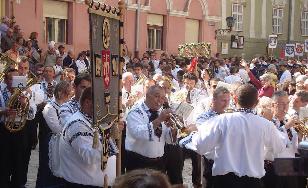 video – se apropie cea mai mare întâlnire a sașilor din românia. vine președintele iohannis și vor fi peste 12.000 de participanți