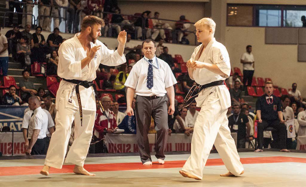 aproape 90 de sportivi luptă duminică pentru medalii la campionatul mondial de karate de la sibiu