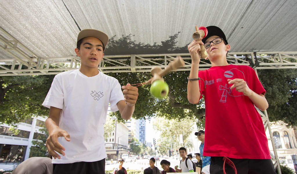 Joi incepe Festivalul Familiei, evenimentul premierelor in Sibiu. Au și concurs de kendama