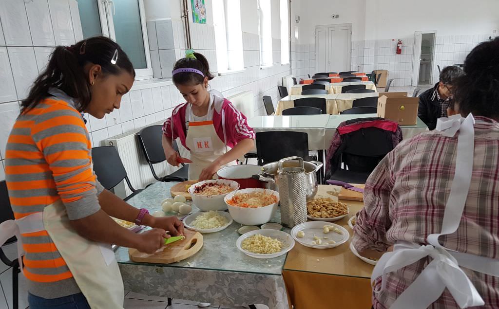 FOTO - Atelier culinar la Turnu Roșu. Cu elevi, părinți și profesori