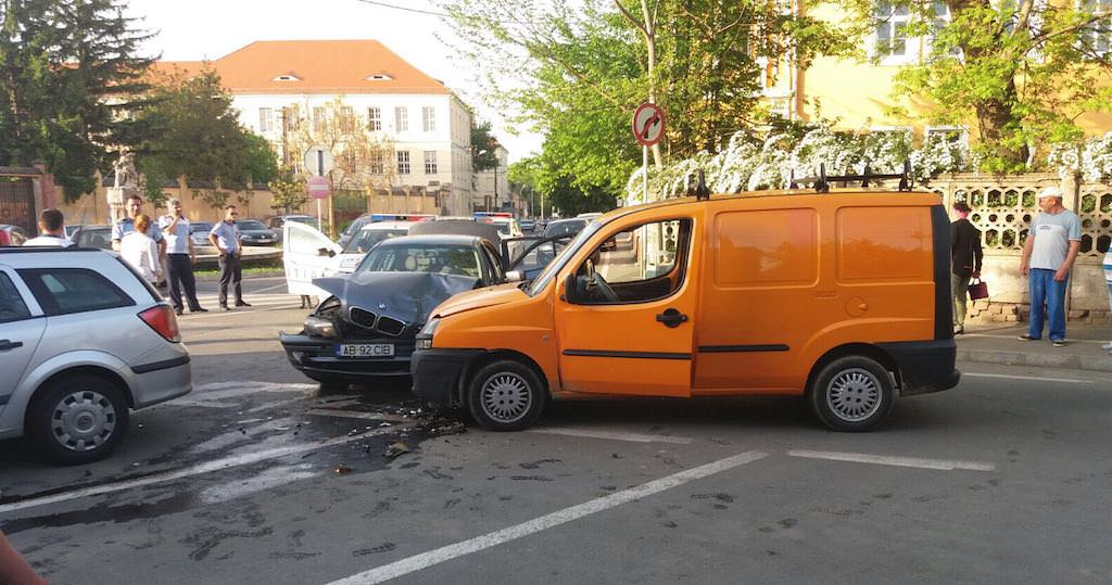 foto – noi detalii despre hoțul de mașini alergat de poliție la sibiu. a fugit și dintr-o benzinărie din săliște