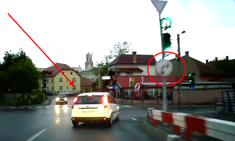 VIDEO – Greu cu semnele de circulație la Sibiu. A intrat pe interzis pe strada Râului