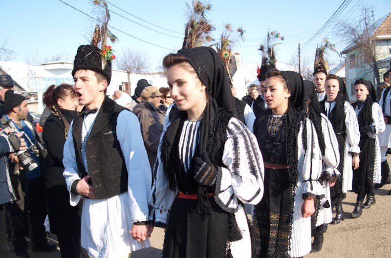 sărbătoare mare duminică la păuca. are loc și o paradă a portului popular