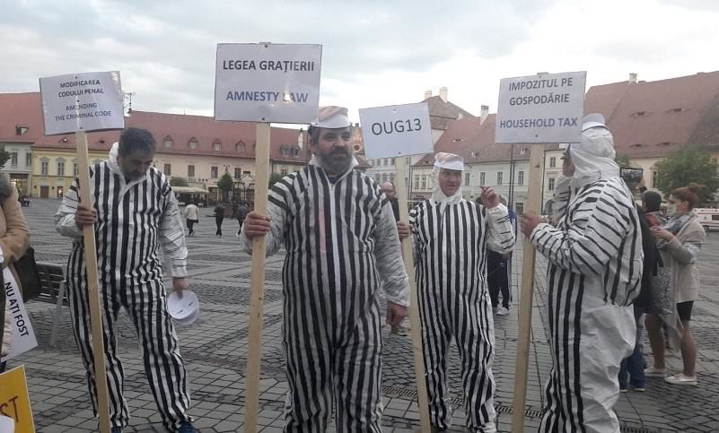 foto – patruzeci de oameni în piața mare în cea de-a o suta zi de proteste