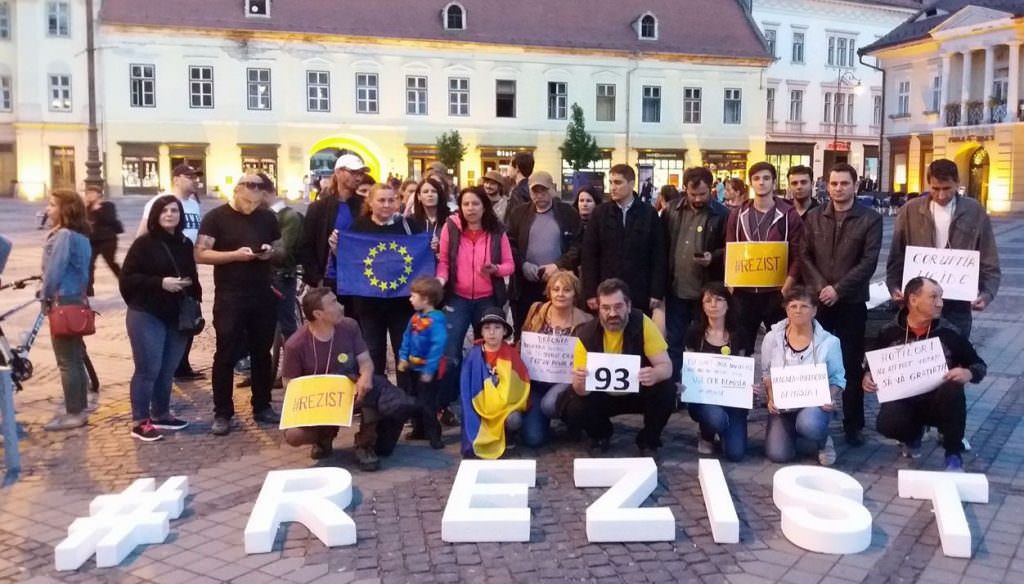 video foto - protest cu 1.000 de oameni la guvern. s-a ieșit în stradă și la sibiu