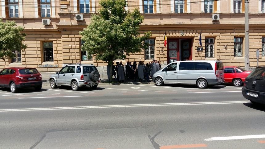 FOTO Protest la Sibiu – Grefierii de la Tribunal, Judecătorie și Parchet au ieșit în stradă