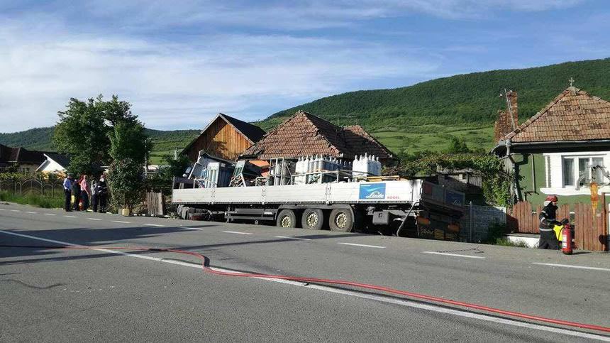 FOTO – Un TIR plin cu butelii a intrat într-o casă. Trei locuințe evacuate