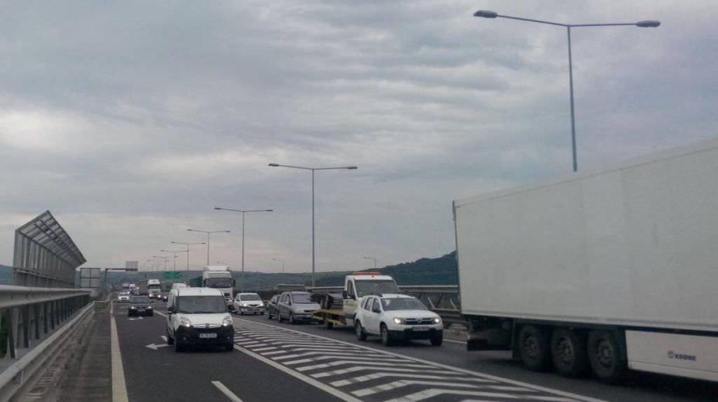 foto - trafic aglomerat între sibiu și veștem și tălmaciu - brezoi pe valea oltului. sunt coloane de mașini