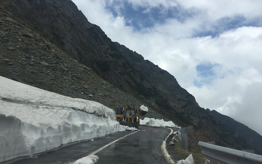 foto – transfăgărășanul deszăpezit pentru redeschidere. zăpadă de peste doi metri