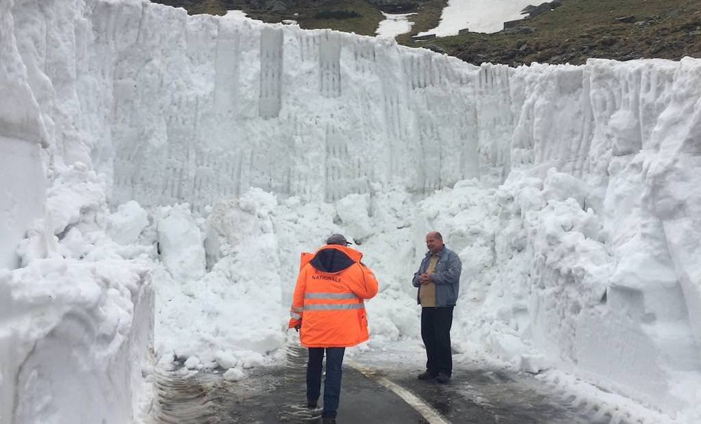 foto – transfăgărășanul deszăpezit pentru redeschidere. zăpadă de peste doi metri