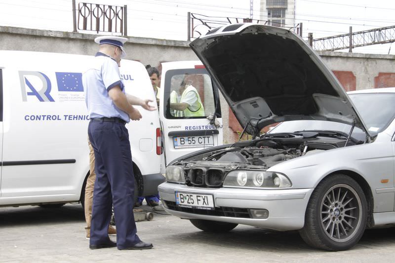 poliția și rar-ul controlează mașinile în trafic la sibiu. când intră în acțiune