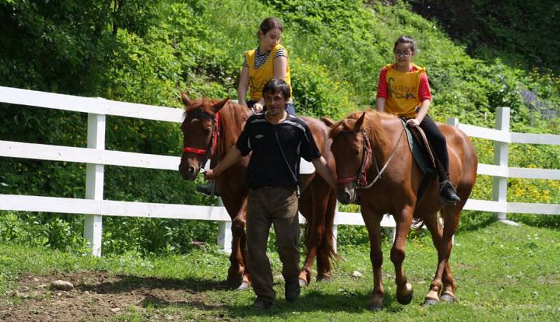 au dus distracția copiilor la alt nivel în sibiu. povestea celor de la ''serious fun'' e fabuloasă