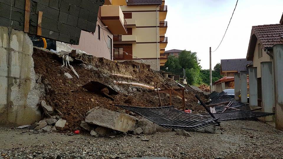 video foto – zidul surpat pe islazului a fost construit ilegal. poliția locală a dat și sancțiuni