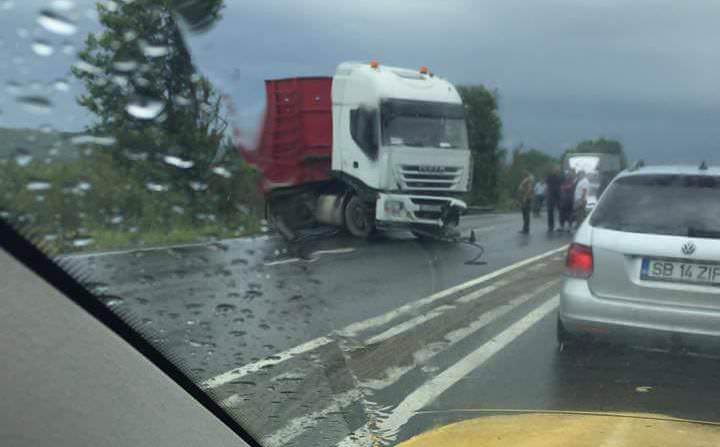 foto - accident pe dn1 la vestem. un tir a intrat în parapet