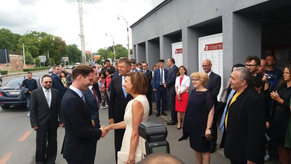 foto - președintele iohannis și prima doamnă la fits. premierul luxemburgului a venit cu soțul său