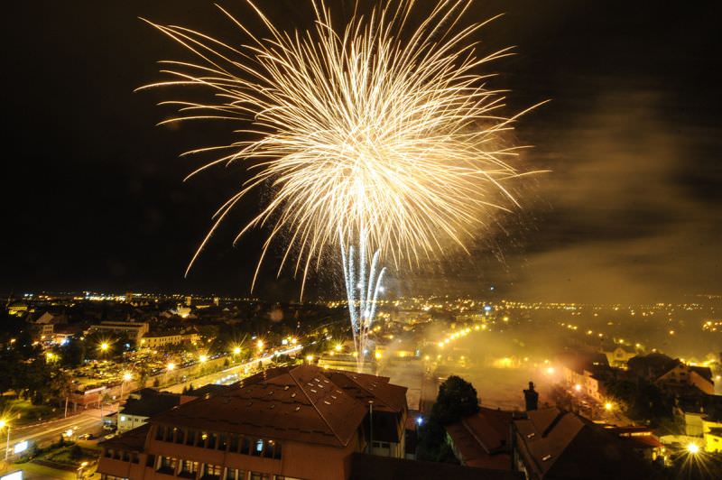 video foto peste 10.000 de oameni la revelionul din piața mare. super foc de artificii