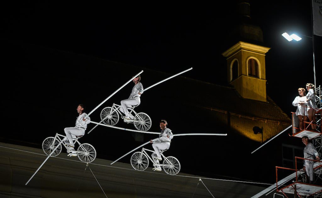 FOTO FITS 2017 – Ziua a II-a: Mii de oameni pe străzile Sibiului și în sălile de spectacole. Ce program este duminică foto fits 2017 – ziua a ii-a: mii de oameni pe străzile sibiului și în sălile de spectacole. ce program este duminică