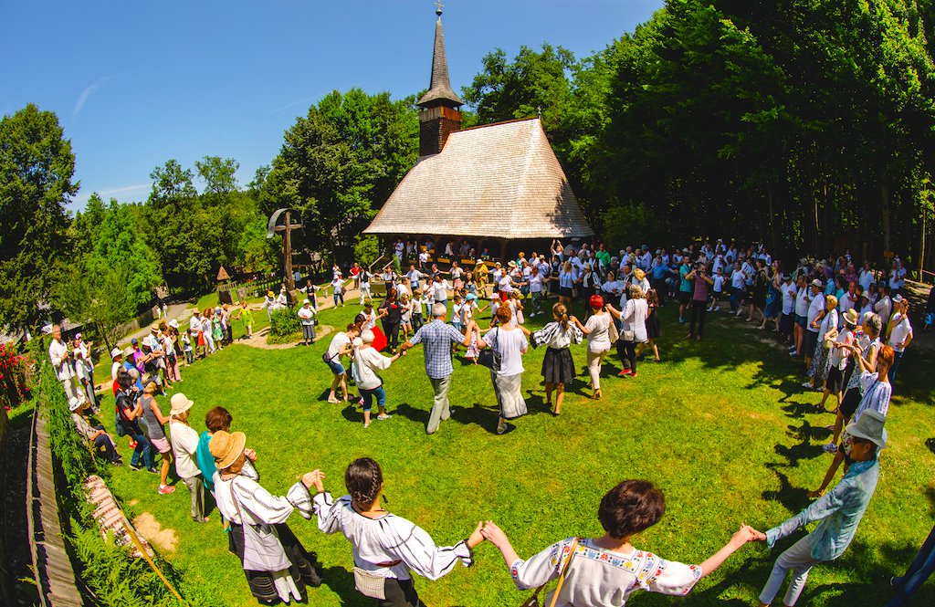 foto – super sărbătoare în dumbrava sibiului. ia celebrată printr-o superbă horă a sânzienelor