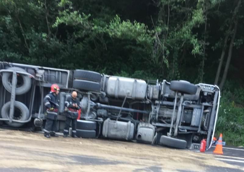 update foto sensul sibiu –vâlcea blocat de un tir răsturnat pe valea oltului