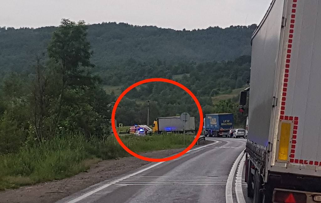 foto - accident pe dn1 în hula bradului. trafic total blocat și o persoană rănită