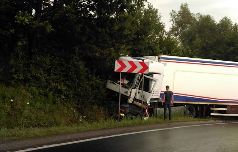 foto - accident în hula bradului. două tir-uri s-au tamponat pe dn1