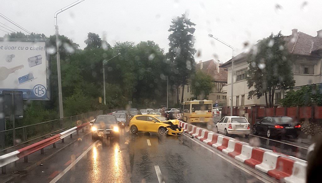 foto - accident pe șoseaua alba iulia. o șoferiță rănită și două mașini implicate