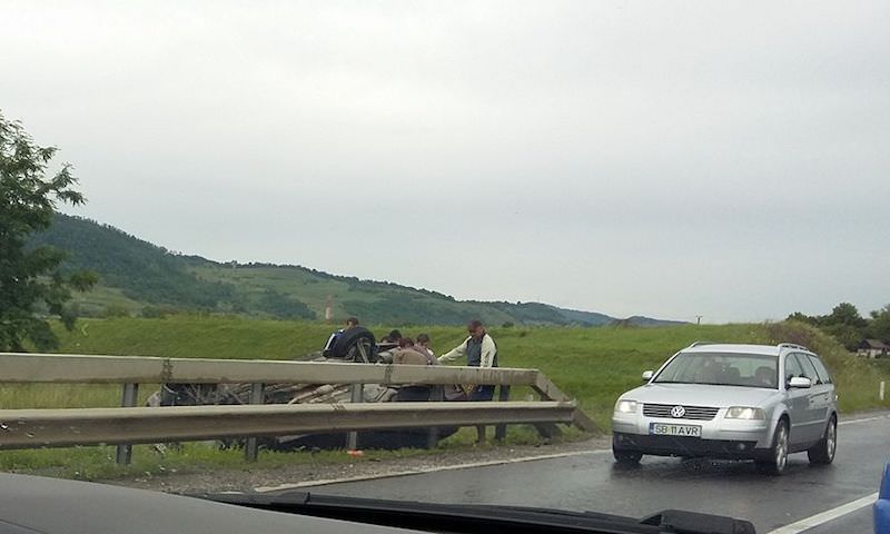 FOTO - Accident grav pe DN14 la Târnava. Cinci persoane rănite din care două încarcerate