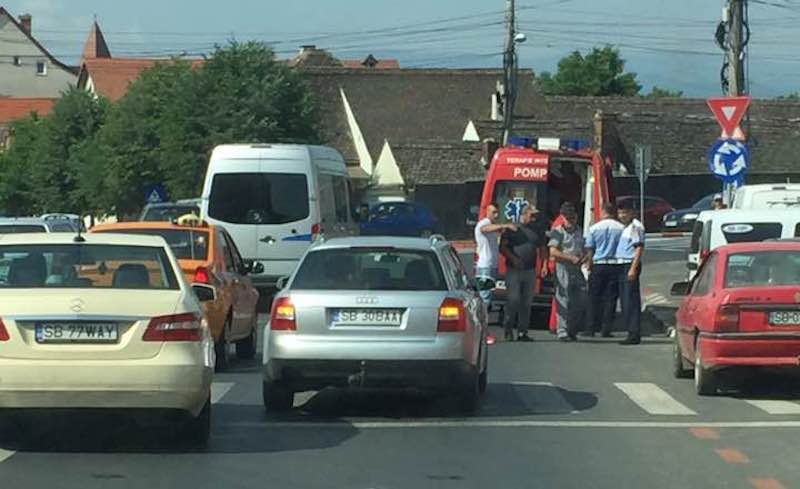 foto - accident pe calea turnișorului. femeie lovită pe trecerea de pietoni