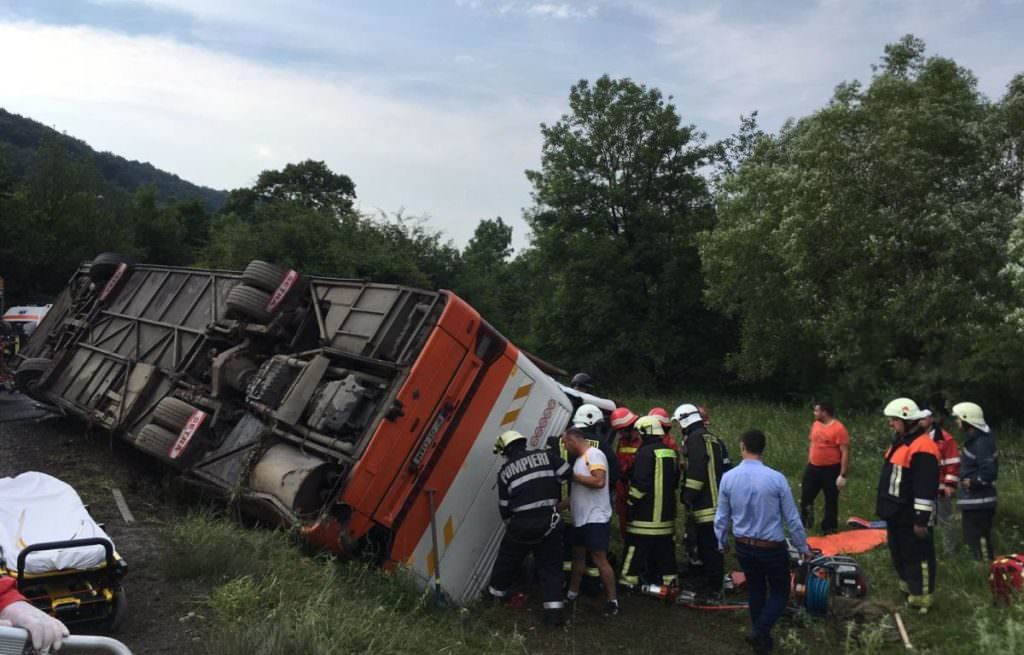 FOTO - Autocar răsturnat și cel puțin 17 persoane rănite. Intervin și cei de la ISU Sibiu