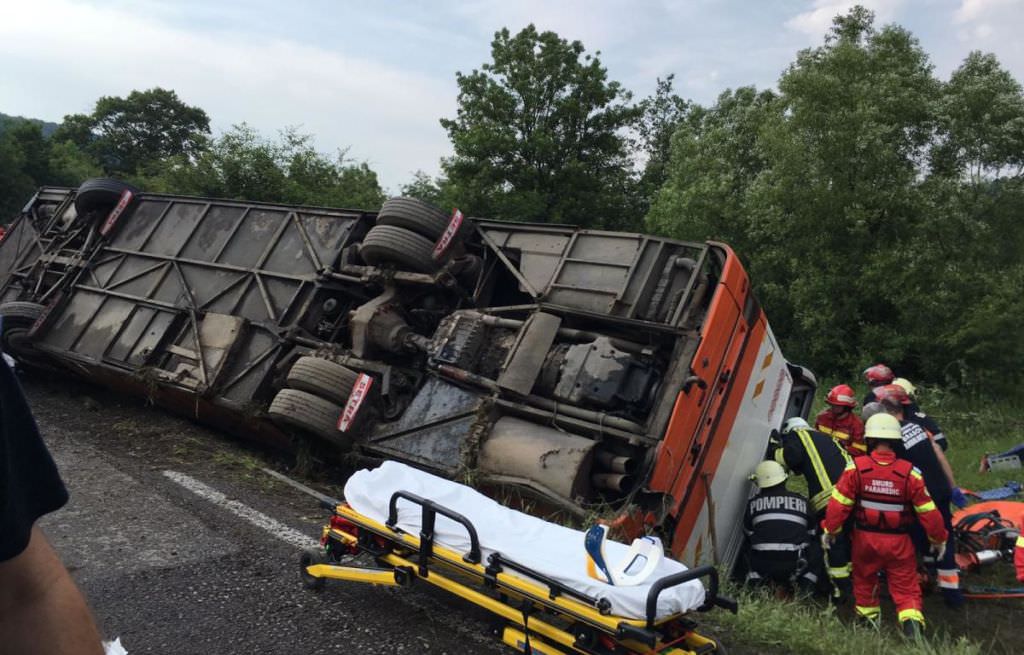 foto - autocar răsturnat și cel puțin 17 persoane rănite. intervin și cei de la isu sibiu