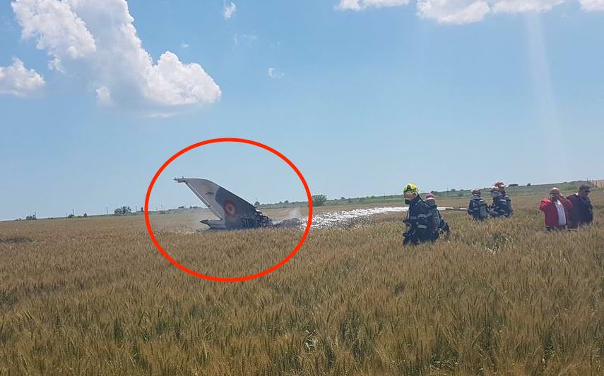 UPDATE VIDEO - FOTO Avion militar prăbușit în România. Pilotul s-a catapultat. IMAGINI LIVE