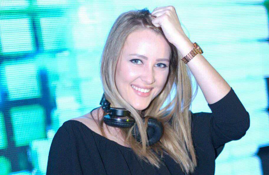 premieră - două sibience frumoase foc mixează ca dj-ițe în cluburi. bianca și andreea formează ''arias''