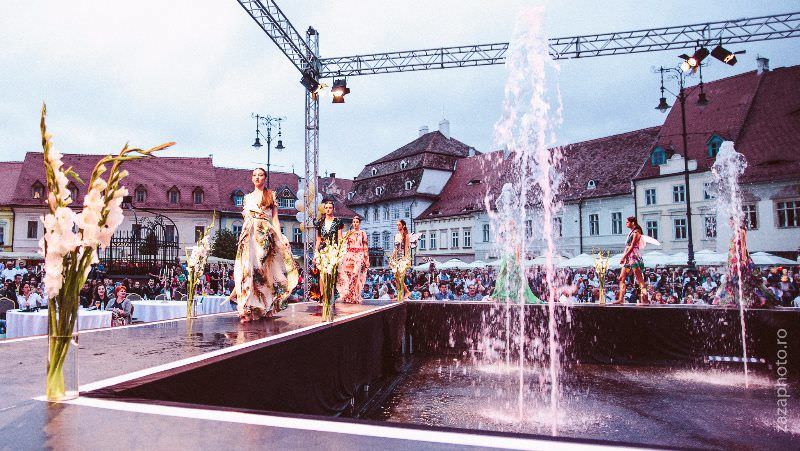 cătălin botezatu, clara rotescu și alexandra calafetean vin la sibiu fashion days în piața mare