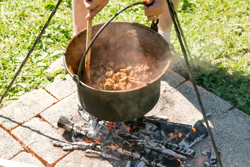 zilele hungarikum revin în muzeul în aer liber. duminică se gătește un gulyás uriaș