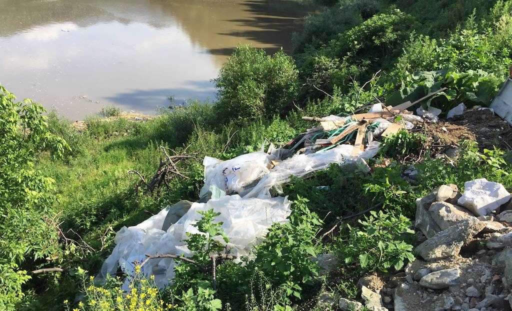 foto – poluare pe olt la boița. gunoaie aruncate cu nesimțire în albia râului (update)