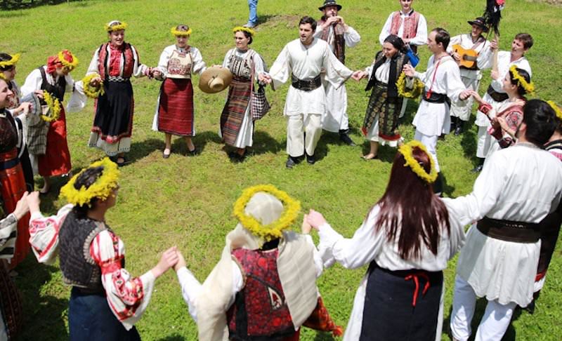 consiliul județean sibiu marchează ziua universală a iei. hai la hora sânzienelor!