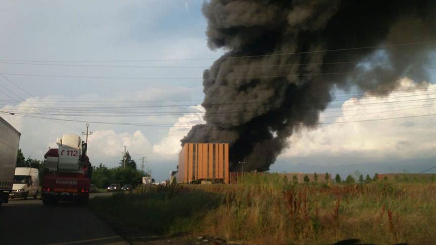 video foto incendiu puternic la un depozit de mobilă de lângă bucurești. se aud explozii