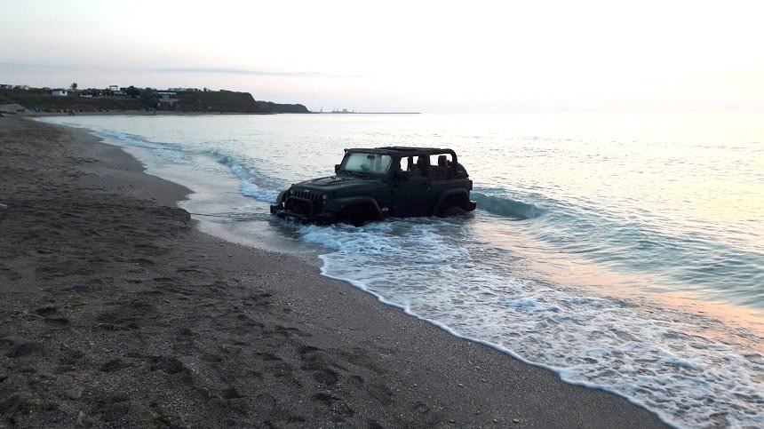 video foto francez amendat pentru că a intrat cu mașina pe plajă la vama veche