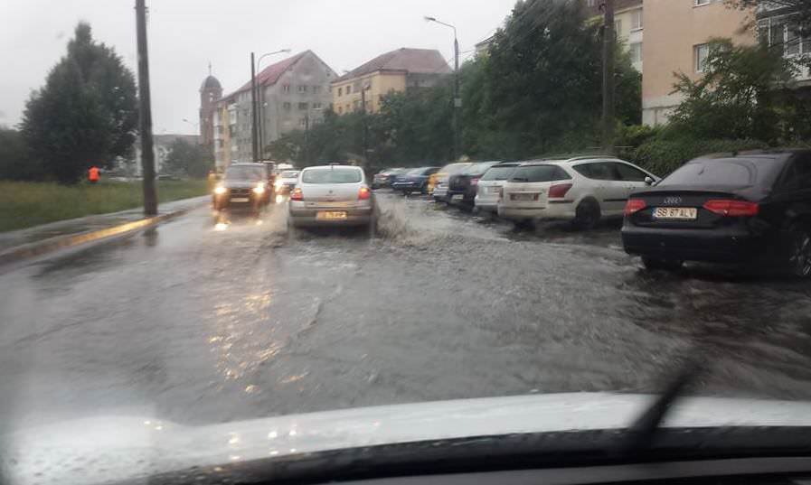 update foto - străzi și mai multe gospodării inundate în municipiul sibiu și la avrig. intervin cei de la apă canal