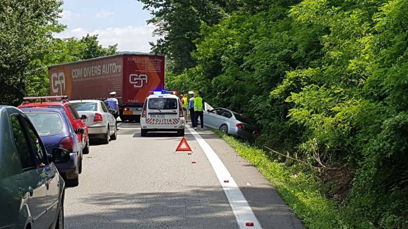 foto accident pe dn7 între sibiu și vâlcea. un bmw a intrat în parapet